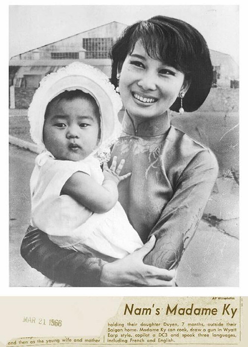 Nhiều khoảnh khắc tình cảm bên đấng sinh thành khi còn nhỏ từng được của nữ MC hải ngoại chia sẻ trên trang cá nhân. (Ảnh: Facebook MC Kỳ Duyên) 