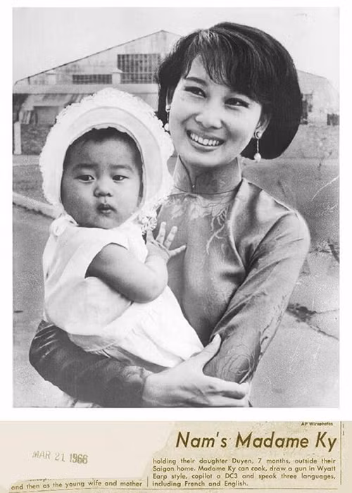 Nhiều khoảnh khắc tình cảm bên đấng sinh thành khi còn nhỏ từng được của nữ MC hải ngoại chia sẻ trên trang cá nhân. (Ảnh: Facebook MC Kỳ Duyên) 