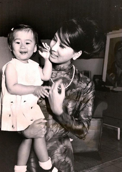 Hình ảnh MC Kỳ Duyên được mẹ ruột bồng bế trên tay lúc còn rất nhỏ. (Ảnh: Facebook MC Kỳ Duyên) 