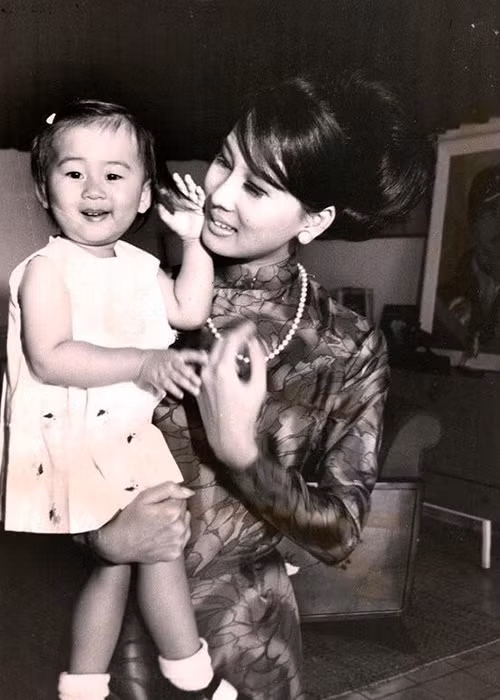 Hình ảnh MC Kỳ Duyên được mẹ ruột bồng bế trên tay lúc còn rất nhỏ. (Ảnh: Facebook MC Kỳ Duyên) 