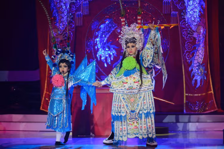 Dù chỉ mới 7 tuổi nhưng Mai Chi đã hóa thân xuất sắc nghệ sĩ Thanh Trang diễn trích đoạn vở hát bội "Thần nữ dâng ngũ linh kỳ". (Ảnh: Tuổi trẻ)