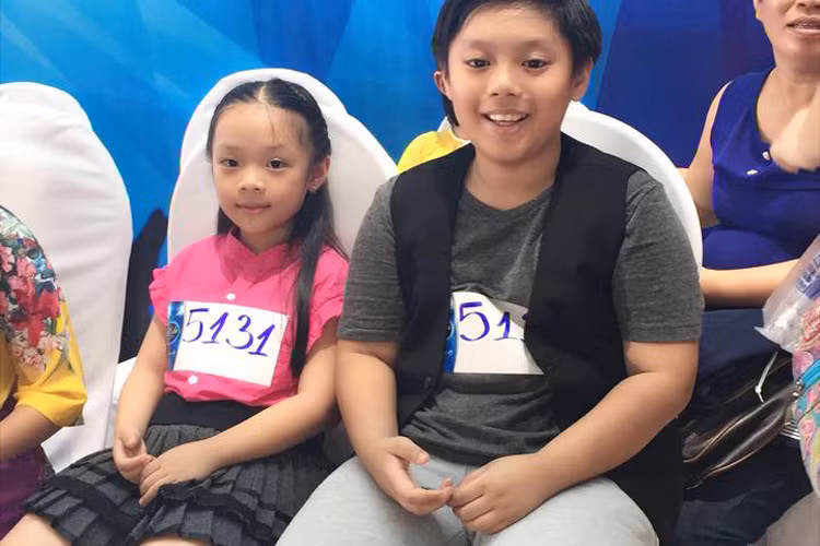 Mai Chi cũng chính là cô bé từng tham gia Thần tượng âm nhạc nhí 2016 cùng người anh trai cũng đam mê ca hát tên Lý Vĩnh Hòa. (Ảnh: Facebook nhân vật)