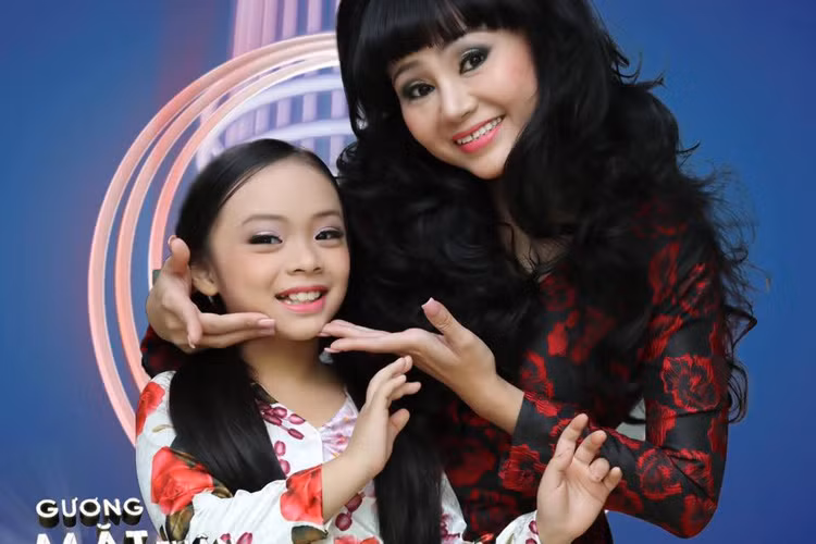 Trước đó, ở đêm mở màn chương trình Gương mặt thân quen nhí 2016, cặp cô trò Lê Giang - Mai Chi đã giành chiến thắng với màn hóa thân Hương Lan - Cẩm Ly trong ca khúc "Ru lại câu hò". (Ảnh: Facebook nhân vật)