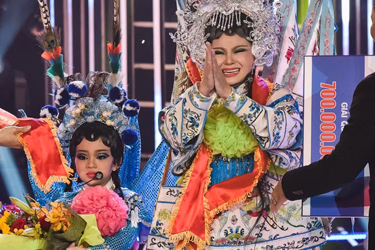 Tối qua (30/12), chung kết cuộc thi Gương mặt thân quen nhí 2016 đã khép lại với chiến thắng thuộc về cặp đôi nghệ sĩ Lê Giang - bé Mai Chi. (Ảnh: Zing)