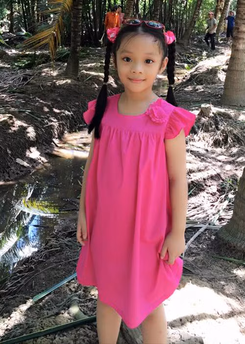 Ngoài giọng hát, quán quân Gương mặt thân quen nhí 2016 còn được yêu mến bởi vẻ ngoài vô cùng xinh xắn, dễ thương và đáng yêu. (Ảnh: Facebook nhân vật)