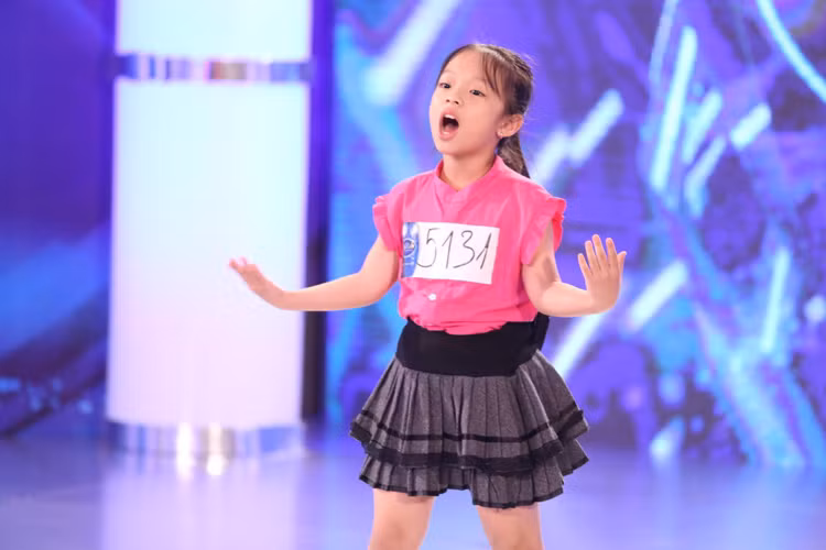 Trong tập đầu tiên của Thần tượng âm nhạc nhí 2016, Mai Chi tự tin thể hiện ca khúc "Tôi thích" - ca khúc "tủ" của giám khảo Tóc Tiên khi còn nhỏ. (Ảnh: Vnmedia)
