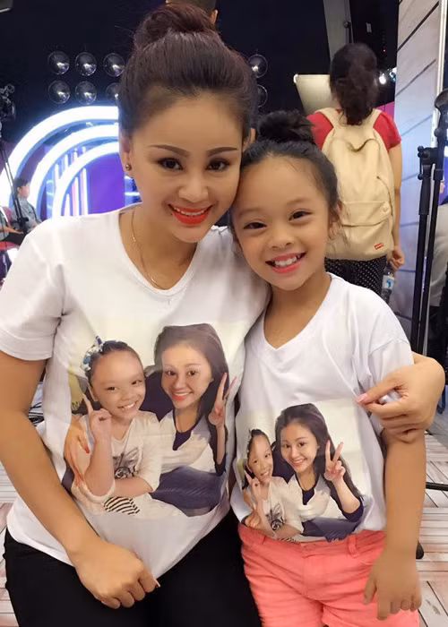 Tuy nhiên, lựa chọn thể loại hát bội khó, cô bé 7 tuổi đến từ Sài Gòn đã thuyết phục được ban giám khảo khó tính và các khán giả yêu nhạc. (Ảnh: Facebook nhân vật)