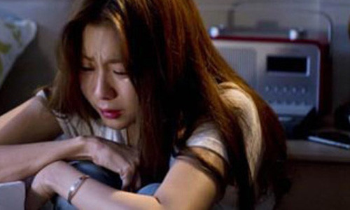 Noi cay dang cua co gai dam cuoi khong chu re ben canh