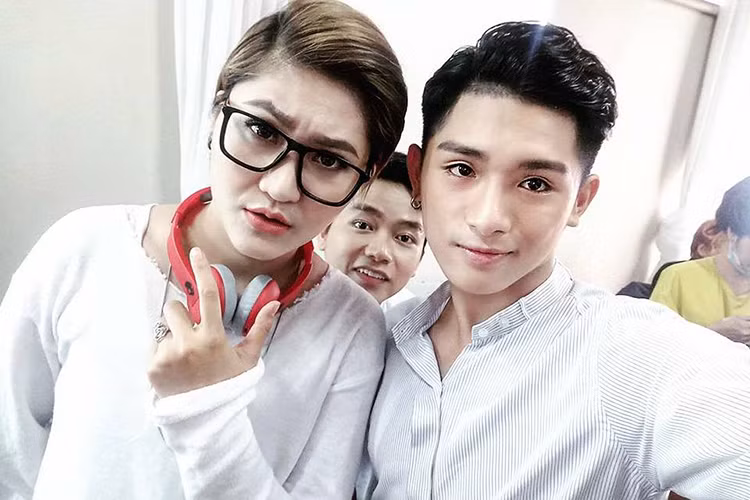 Cùng ở đội huấn luyện viên Nguyễn Hải Phong, Thế Lân và nữ ca sĩ kiêm nhạc sĩ Vicky Nhung có mối quan hệ khá thân thiết. (Ảnh: Facebook nhân vật)