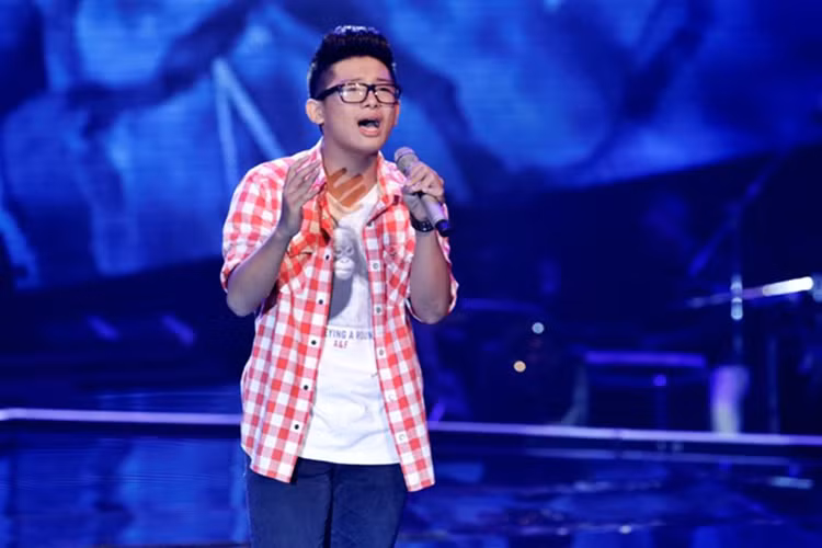 Dù không sở hữu giọng hát nổi bật nhưng Thế Lân lại giữ được phong độ qua các vòng thi. (Ảnh: Zing News)