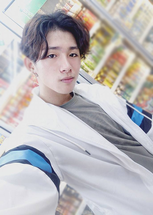 Ngoài giọng hát và khả năng viết nhạc, Thế Lân còn gây chú ý với ngoại hình điển trai và phong cách thời trang cá tính. (Ảnh: Facebook nhân vật)