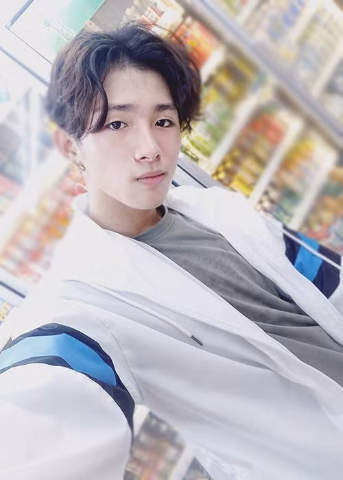 Ngoài giọng hát và khả năng viết nhạc, Thế Lân còn gây chú ý với ngoại hình điển trai và phong cách thời trang cá tính. (Ảnh: Facebook nhân vật)