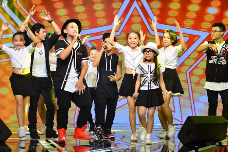 Hình ảnh Thế Lân cùng hòa giọng với Cao Lê Hà Trang và Phúc Nguyên qua ca khúc “"Twinkle twinkle little star" trong Gala Trung thu của The Voice Kids 2015. (Ảnh: Vnmedia)