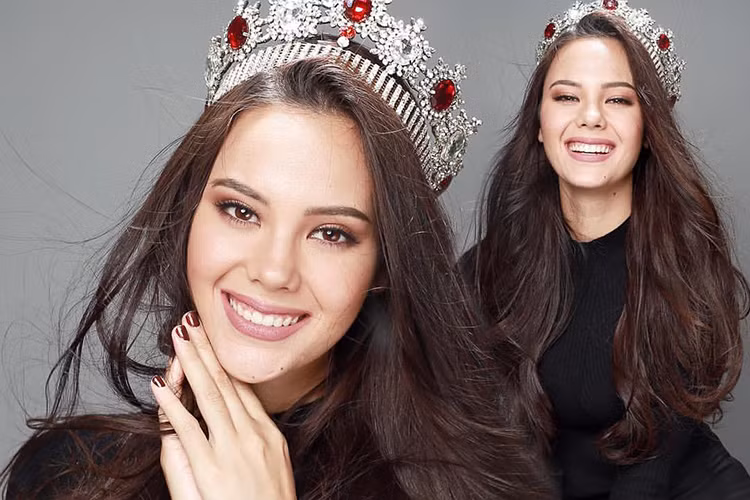Catriona Gray - đại diện Philippines là một trong số đó. Người đẹp năm nay 22 tuổi, cao 1m80 và là người mẫu, ca sĩ kiêm blogger. Catriona chiếm được cảm tình của khán giả quê nhà và fans quốc tế bởi tấm lòng nhân ái và sự chân thành. (Ảnh: Facebook nhân vật) 
