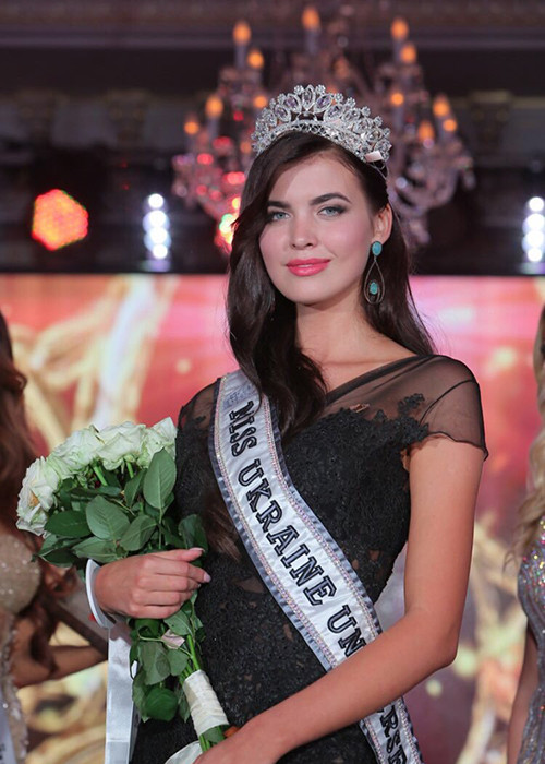 Đến từ Ukraine, Alena Spodynyuk sở hữu vẻ đẹp sang trọng với đôi mắt đẹp hút hồn cùng vóc dáng mảnh mai. Được biết, từ năm 12-17 tuổi, Alena đã chơi bóng ném chuyên nghiệp. (Ảnh: Missosology)