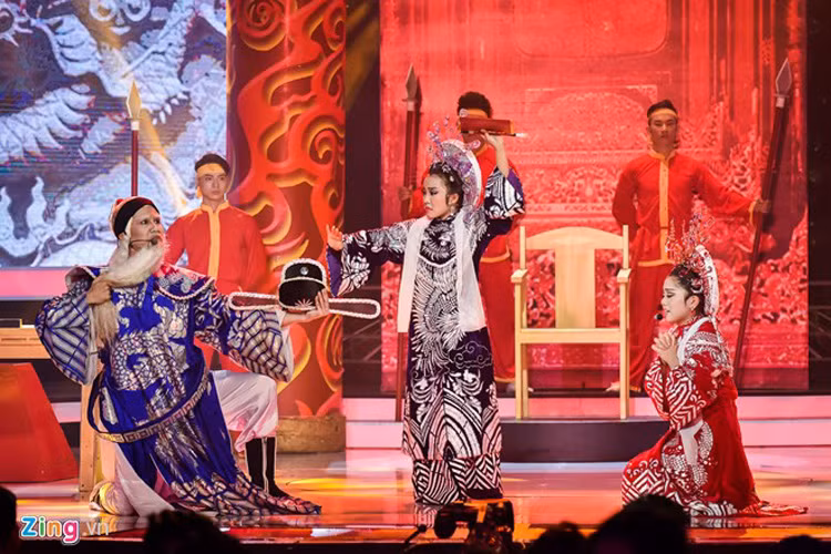 Chung kết Gương mặt thân quen nhí diễn ra tối 30/12 với sự tranh tài của top 4: Nhã Thy, Công Quốc, Mai Chi, Diệp Nhi. Nhã Thy hóa thành nghệ sĩ Thanh Loan trong trích đoạn tuồng cổ Lý Đạo Thành xử án Thượng Dương. Không chỉ chứng tỏ khả năng ca hát, cô bé còn trổ tài diễn xuất với nhiều cung bậc cảm xúc trong vai phản diện.