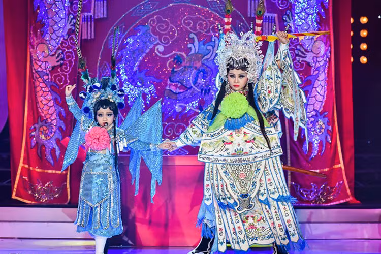 Lê Giang thách thức học trò Mai Chi ở thể loại hát bội với tiết mục Thần nữ dâng ngũ linh kỳ trong chung kết Gương mặt thân quen nhí. Cô bé 8 tuổi không chỉ bắt chước xuất thần về diễn xuất mà còn thuộc lời thoại một cách thuyết phục.