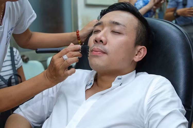 Mới đây, Trấn Thành và Hari Won đã đến địa điểm tổ chức đám cưới để kiểm tra khâu chuẩn bị. Trước đám cưới vài ngày, nam danh hài vẫn tham gia liveshow của đàn anh Chí Tài cũng như phải hoàn thành cách hợp đồng đã ký. (Ảnh: Zing)