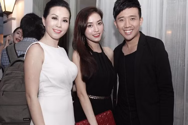 Trấn Thành - Hari Won cũng gửi thiệp cưới đến Hoa hậu Thu Hoài (váy trắng). Ngoài ra, nam danh hài còn mời tình cũ Mai Hồ (ở giữa). Khi được mời, Mai Hồ cho biết cô chắc chắn sẽ đến chúc phúc cho bạn trai cũ. (Ảnh: Zing)