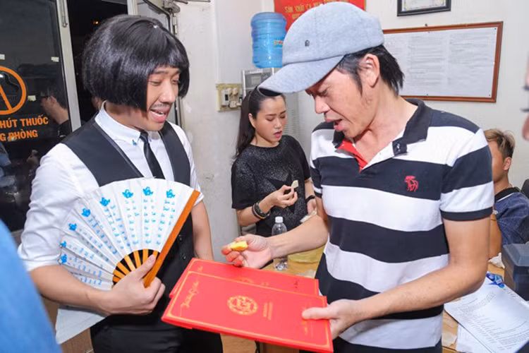 Vào tối ngày 25/12 tới đây, đám cưới Trấn Thành - Hari Won sẽ được tổ chức tại Sài Gòn. Mới đây, gặp danh hài Hoài Linh tại liveshow của Chí Tài, Trấn Thành đã tranh thủ gửi đàn anh thiệp cưới. (Ảnh: Zing)