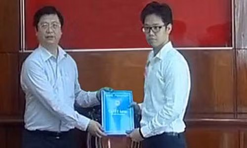 Ông Vũ Minh Hoàng (phải) nhận quyết định điều về làm phó giám đốc Trung tâm xúc tiến đầu tư thương mại và hội chợ triển lãm Cần Thơ.