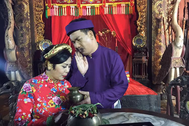 Hình ảnh Đức Khuê bên nghệ sĩ Minh Hằng vai vợ quan tri phủ cũ ở hậu trường phần 4 của “Chôn nhời”. (Ảnh: Facebook đạo diễn Phạm Đông Hồng)