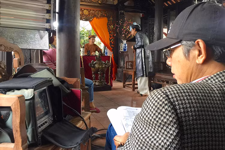 Hình ảnh đạo diễn Phạm Đông Hồng chăm chú theo dõi một cảnh quay của hai nghệ sĩ Đức Khuê và Quốc Anh. Dự kiến, phim “Chôn nhời 4” được phát hành từ ngày 6/1/2017. (Ảnh: Facebook đạo diễn Phạm Đông Hồng)