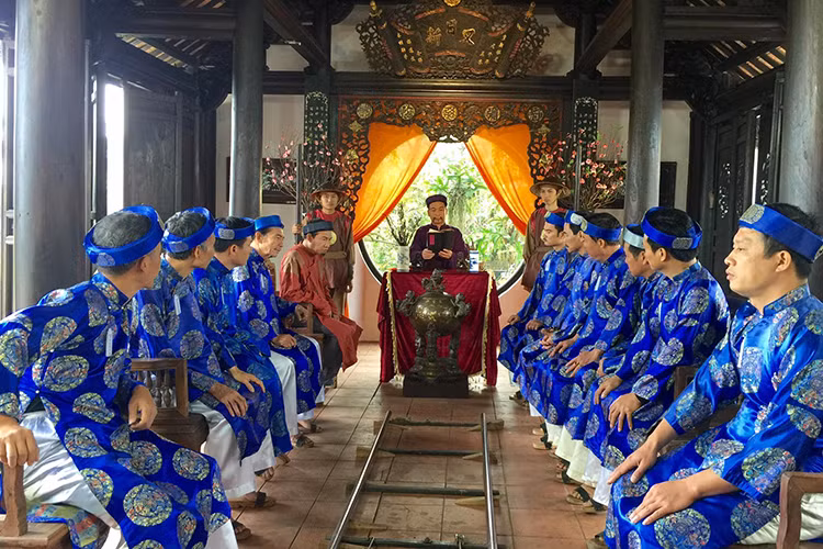 Việc nhân vật của Đức Khuê được điều về làm tân tri phủ đã nảy sinh hàng loạt mâu thuẫn trong phim bởi Bợm vốn là người cung phụng vợ chồng tri phủ nhiều năm nhưng không được ngồi vào chiếc ghế quyền lực này. (Ảnh: Facebook đạo diễn Phạm Đông Hồng)