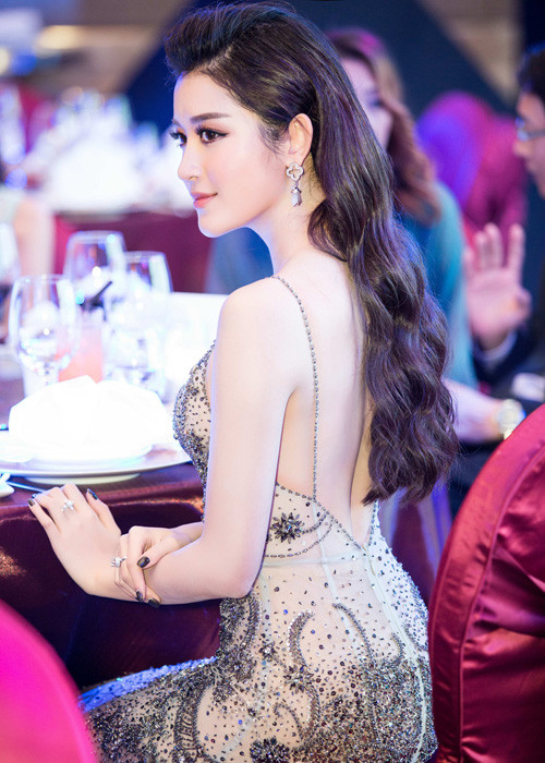 Xuất hiện tại sự kiện diễn ra tối qua, Huyền My nhanh chóng trở thành tâm điểm chú ý bởi nhan sắc lộng lẫy. 