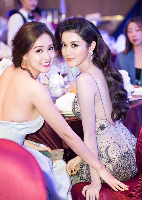 Huyền My và Mai Phương Thúy đều nhận được sự chú ý trong bộ trang phục khoe lưng trần vô cùng gợi cảm tại sự kiện. 