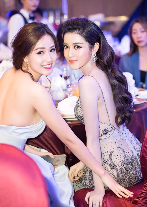 Huyền My và Mai Phương Thúy đều nhận được sự chú ý trong bộ trang phục khoe lưng trần vô cùng gợi cảm tại sự kiện. 