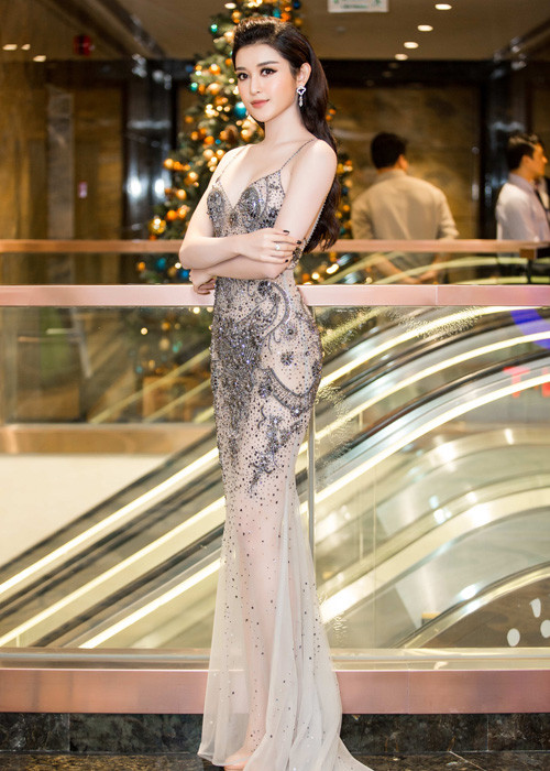 Người đẹp sinh năm 1995 khoe vóc dáng gợi cảm trong bộ váy trong suốt được đính kết cầu kỳ của NTK Đỗ Long. 