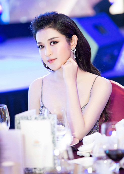 Sau 2 năm đăng qua ngôi vị Á hậu 1 cuộc thi Hoa hậu Việt Nam 2014, Huyền My ngày càng xinh đẹp, quyến rũ. 