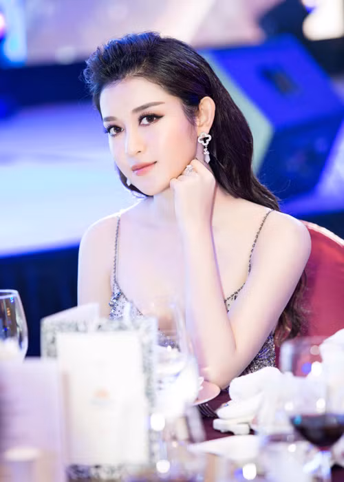 Sau 2 năm đăng qua ngôi vị Á hậu 1 cuộc thi Hoa hậu Việt Nam 2014, Huyền My ngày càng xinh đẹp, quyến rũ. 