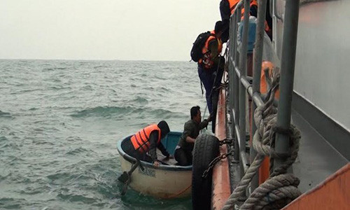 Cứu hộ thành công 13 nhà khoa học và thuyền viên gặp nạn trên biển. Cứu hộ thành công 13 nhà khoa học và thuyền viên gặp nạn trên biển.