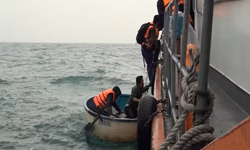 Cứu hộ thành công 13 nhà khoa học và thuyền viên gặp nạn trên biển.