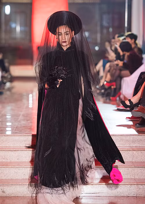 Top 4 Vietnams’ Next Top Model 2011 - Thùy Trang cũng tham gia trình diễn bộ sưu tập của NTK Hà Linh Thư. 