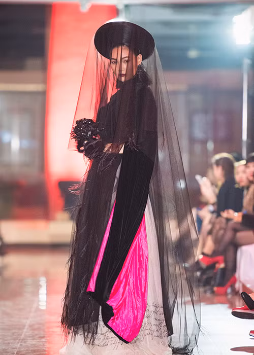 Mang tên “Đó là lời Chúa”, bộ sưu tập thu đông mới nhất của Hà Linh Thư vẫn khai thác chất liệu nhung lụa. 