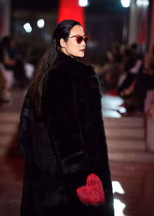 Người đẹp sinh năm 1976 xuất hiện với thần thái lạnh lùng khi diện một thiết kế mới của Hà Linh Thư. 