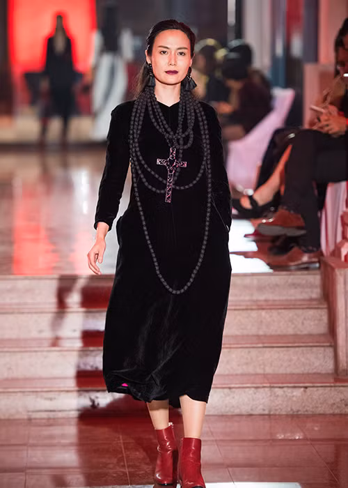 Thu Thủy cũng rất tự tin sải những bước catwalk chuyên nghiệp trong chương trình. 