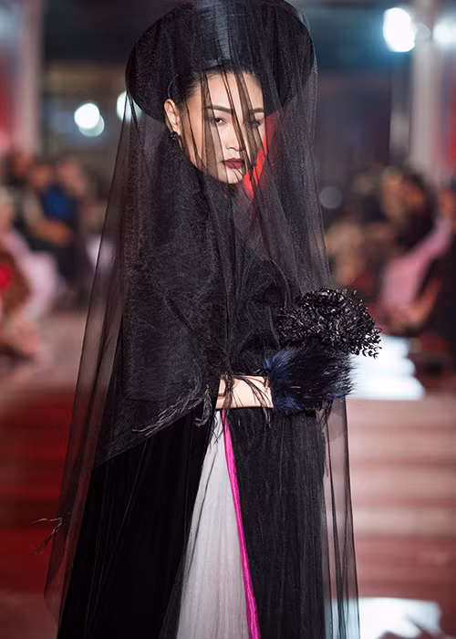 Với bộ sưu tập mới, Hà Linh Thư đã đi sâu vào những đường cắt tinh tế, những họa tiết in 3D với hai biểu tượng thánh giá và trái tim. 