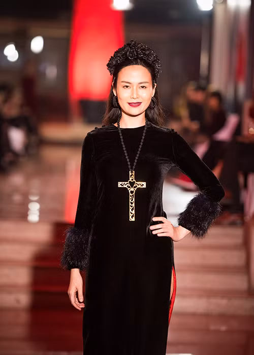 Tham gia sự kiện, Hoa hậu Việt Nam 1994 làm vedette cho bộ sưu tập thu đông mới nhất của NTK Hà Linh Thư. 