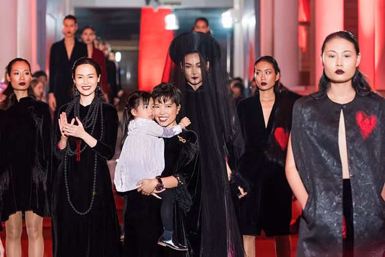 40 thiết kế ấn tượng nằm trong bộ sưu tập của Hà Linh Thư đã lần lượt được giới thiệu với sự hỗ trợ của dàn người mẫu: Thu Thủy, Mai Giang, Thùy Trang, Hằng Nguyễn...