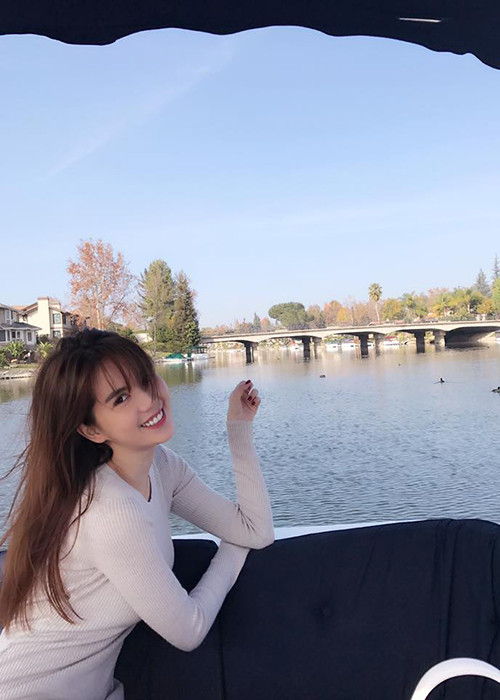 Mặc ồn ào tình ái, trên trang cá nhân, nữ người mẫu gốc Trà Vinh vừa khoe loạt ảnh xinh tươi trong chuyến sang Mỹ hẹn hò bạn trai mới. (Ảnh: Facebook nhân vật)