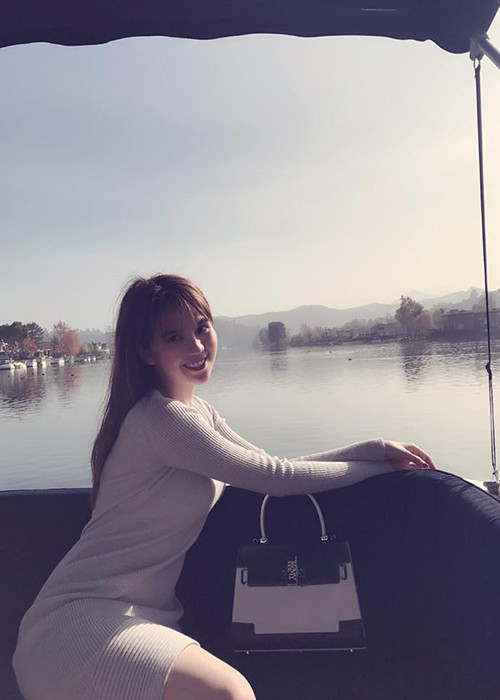 Người đẹp vui vẻ ngồi thuyền đi dạo trên sông ở xứ cờ hoa. (Ảnh: Facebook nhân vật)