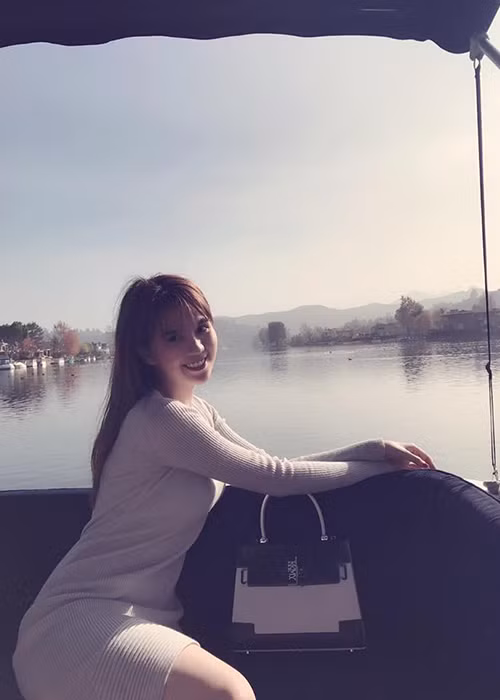 Người đẹp vui vẻ ngồi thuyền đi dạo trên sông ở xứ cờ hoa. (Ảnh: Facebook nhân vật)