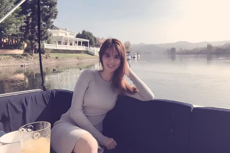 “Nữ hoàng nội y” không giấu được niềm hạnh phúc với nụ cười luôn thường trực trên môi trong chuyến dạo chơi. (Ảnh: Facebook nhân vật)