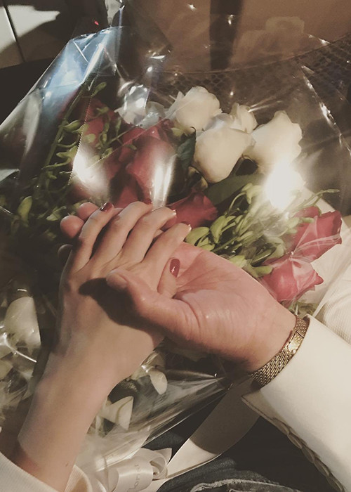 Khi vừa tới Mỹ, người đẹp cũng nhanh chóng chia sẻ hình ảnh được người yêu nắm tay và tặng bó hoa hồng. (Ảnh: Instagram nhân vật)