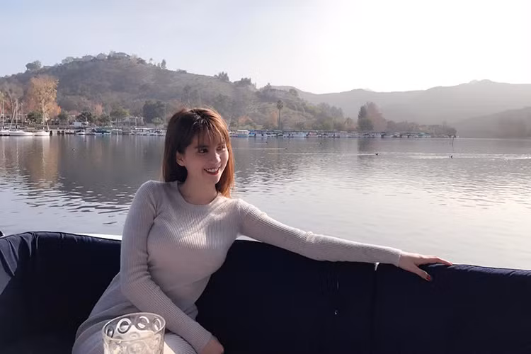 Đi kèm loạt ảnh trên đất Mỹ, Ngọc Trinh để lại dòng chú thích: “Bình yên”. (Ảnh: Facebook nhân vật)