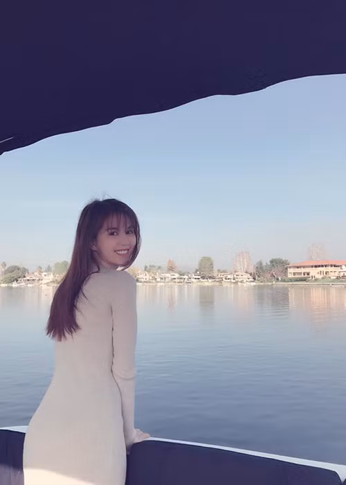 Chân dài sinh năm 1989 dường như đang rất an nhiên tận hưởng niềm hạnh phúc đang có trong tình yêu. (Ảnh: Facebook nhân vật)